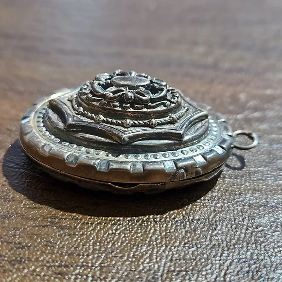 Vintage Intricate Locket - Picture 3 of 6
